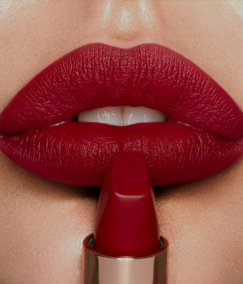 Por qué el brillo labial duradero es imprescindible en cada bolsa de maquillaje
